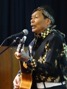 Wouter Muller sings a heartfelt song about his native Indonesia.