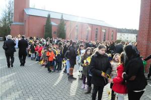 Chldren wait with flags